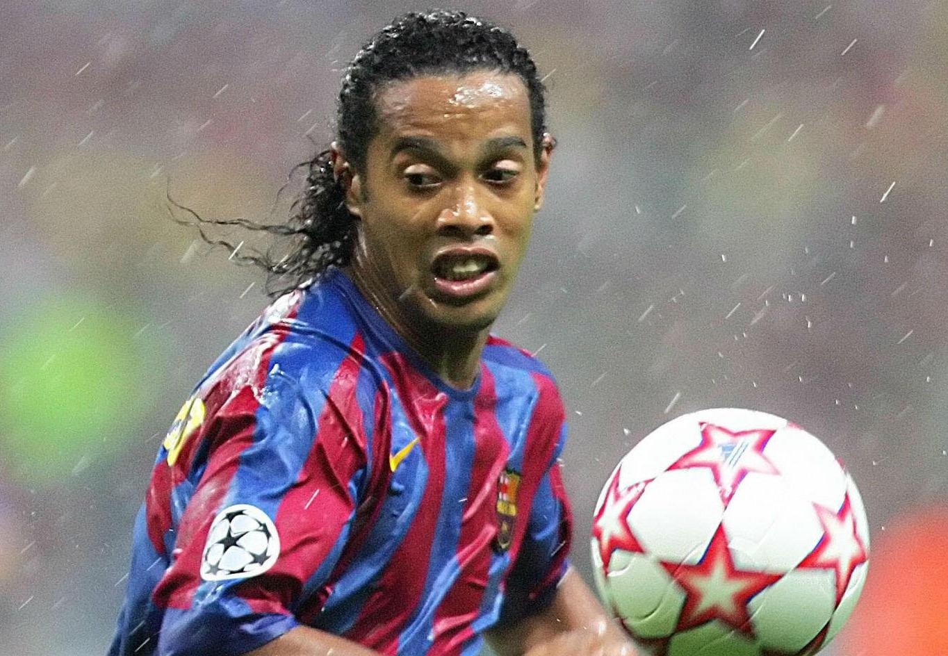 Ronaldinho va gan 20 nam khuay dao bong da the gioi hinh anh