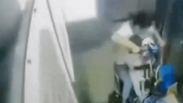 Be trai Trung Quoc may man thoat chet khi bi ket trong thang may hinh anh