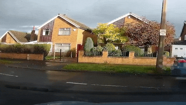 Oto suyt bi xe khach tong khi di ra duong lon hinh anh