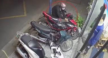 Dung 2 lop khoa van bi trom xe may o TP.HCM hinh anh