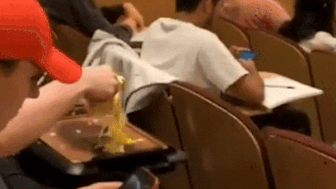 Nam sinh vien ran trung ngay trong giang duong o My hinh anh