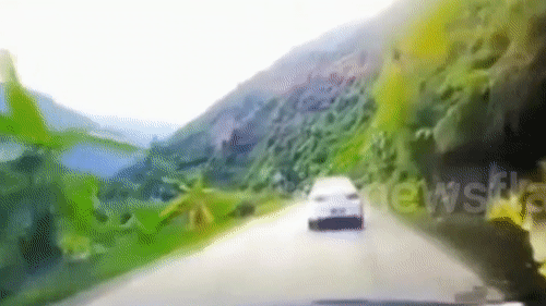 Dang do deo, oto bat ngo bi tang da roi xuong de bep hinh anh