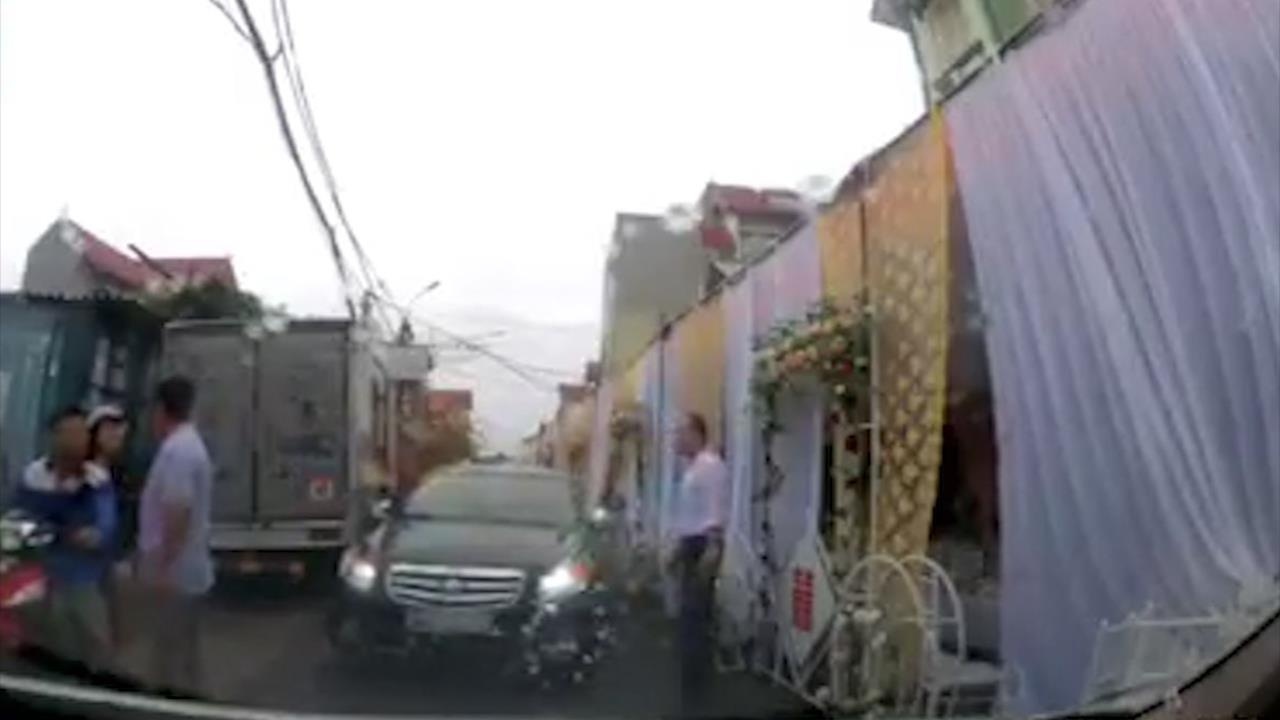 Dung rap ngay giua long duong, dam cuoi gay can tro giao thong hinh anh