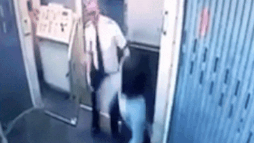 Phi cong phun nuoc bot, bi co gai vung tay tat thang vao mat hinh anh