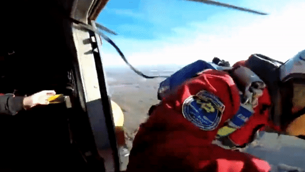 Du gap su co, nhan vien cuu ho roi tu do tu truc thang xuong dat hinh anh