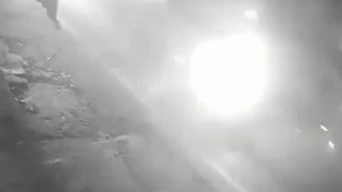 Vuot au nga vao gam xe container, nguoi di xe may tu vong hinh anh