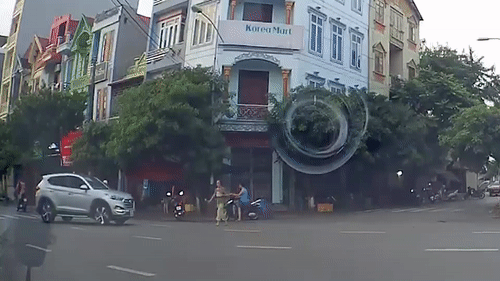Oto vao cua gap, tong trung nguoi qua duong hinh anh
