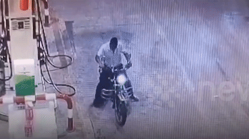 Xe may dot nhien boc chay khi chuan bi roi tram xang hinh anh