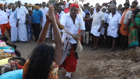 Nghi le tru ta ma bang cach danh dap cac co gai tre o An Do hinh anh