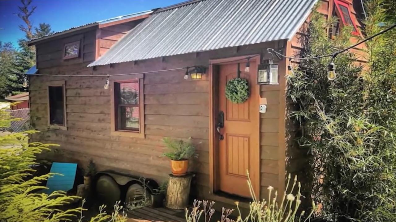 Can nha go 40 m2 kieu My day du tien nghi cho 2 nguoi hinh anh