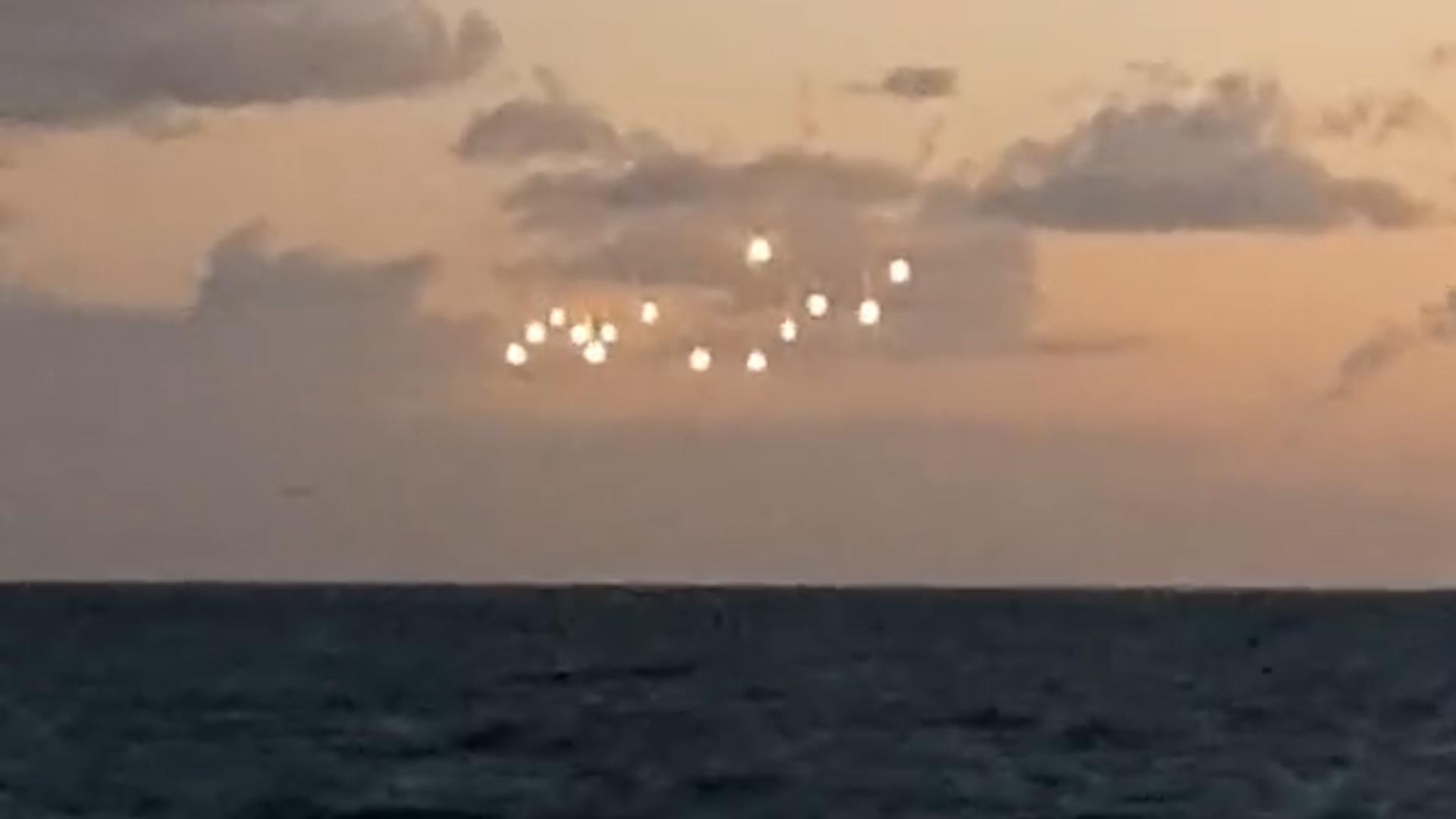 Hang loat dom sang UFO lo lung tren nen troi My hinh anh