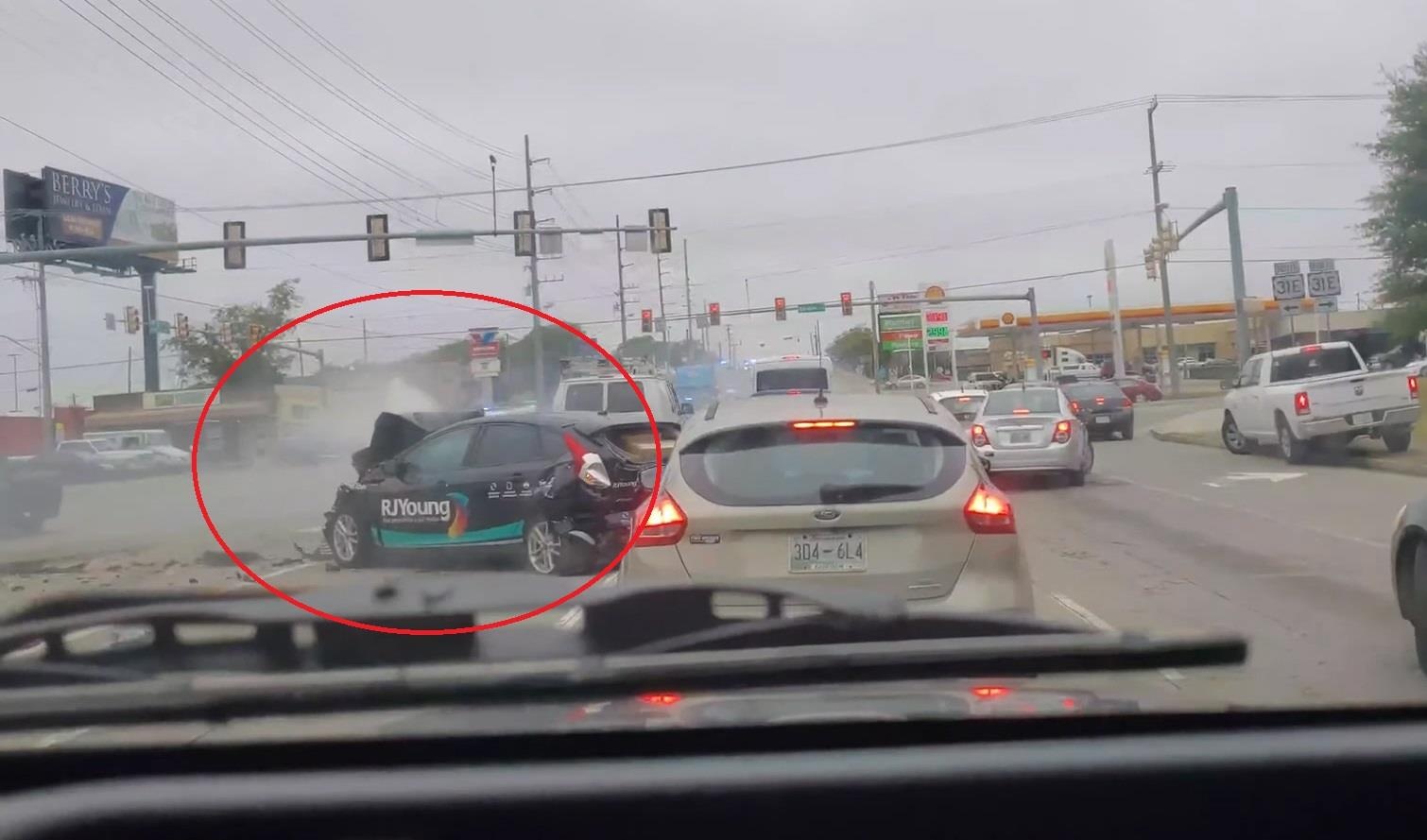 Oto chay tron canh sat, huc hang loat xe khac tren duong hinh anh