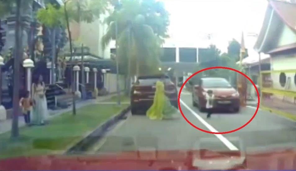 Be trai 3 tuoi thoat chet than ky﻿ duoi gam oto hinh anh