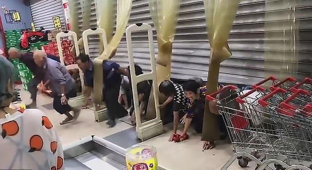 Bo duoi san nha, chui qua cua de tranh mua trung ha gia o Trung Quoc hinh anh