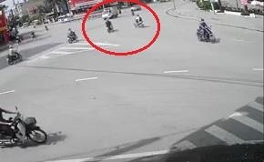 Nam hoc sinh vuot den do dam vao xe tai giua duong hinh anh