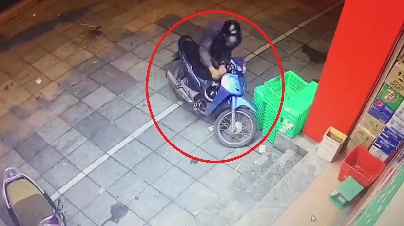 Ke gian bit kin mat trom xe may o Ha Noi hinh anh