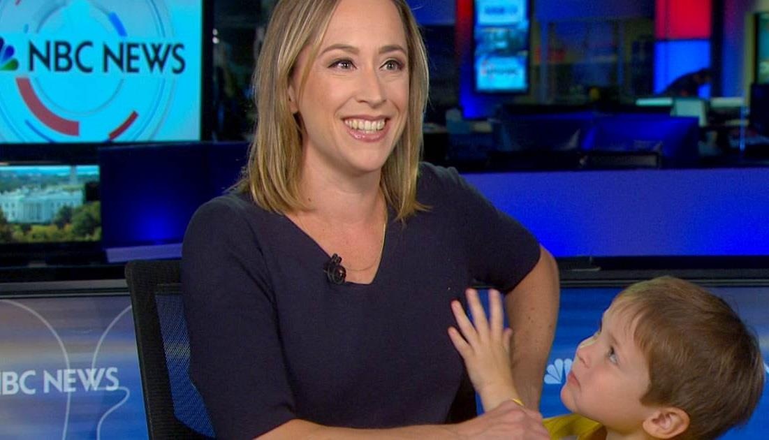 Nu phong vien bi con trai nghich toc luc dan chuong trinh truc tiep hinh anh