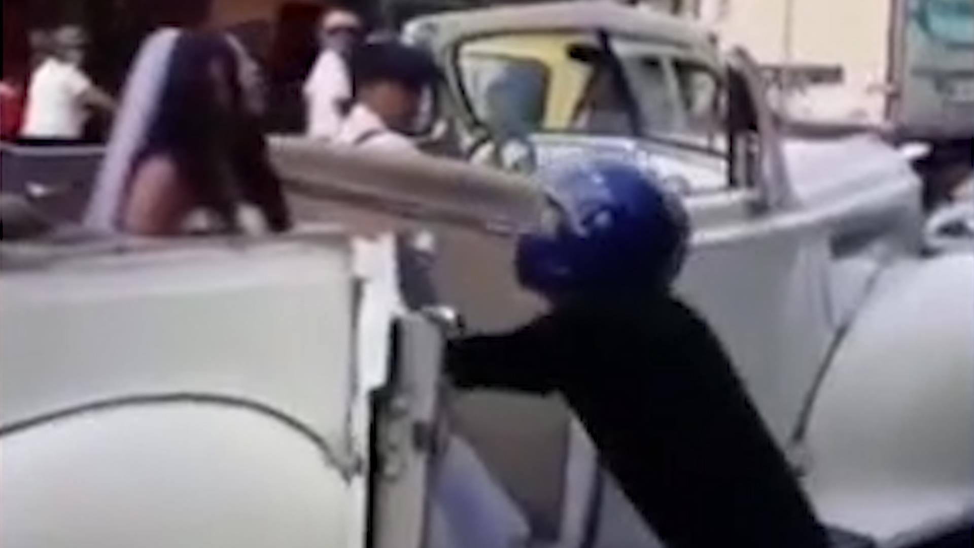 Thanh nien chan xe hoa ngan co dau di lay chong hinh anh