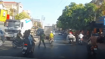 Canh sat quat nga doi nam nu vi tang ga bo chay hinh anh