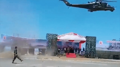 Truc thang 'thoi tung' san khau trong le dieu hanh o Indonesia hinh anh