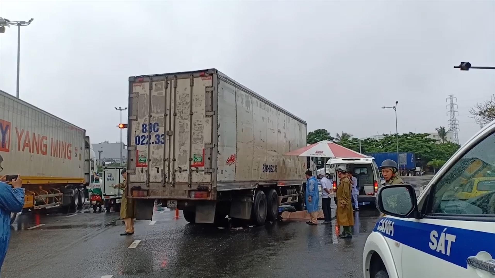 Tai nan chet nguoi tai diem den giao thong Da Nang hinh anh