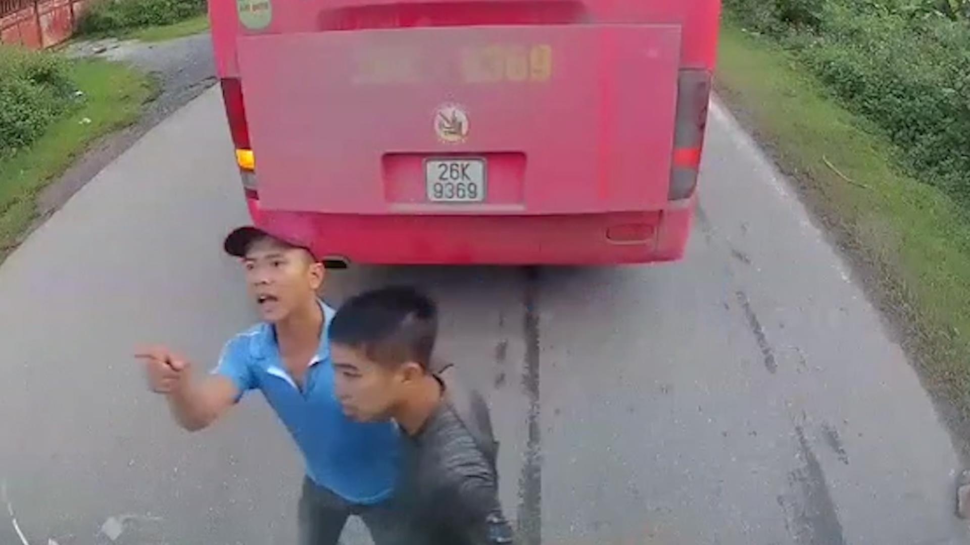 Nhan vien nha xe dung dieu cay, gay doa danh tai xe xe khac hinh anh