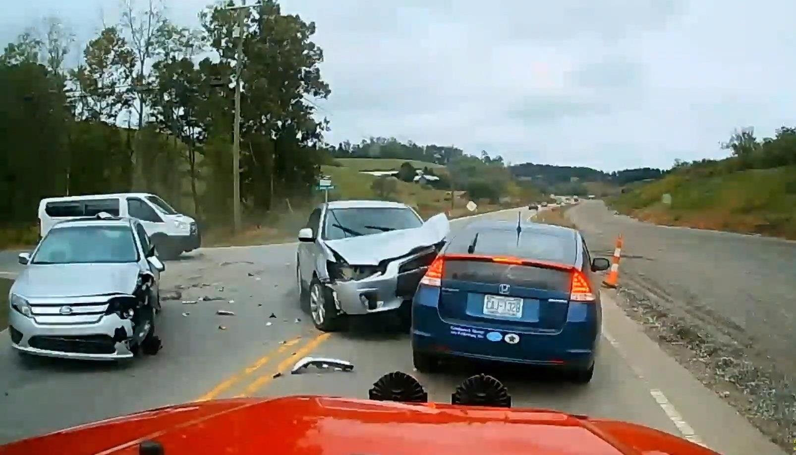 Re trai khong quan sat, oto con bi xe khac dam nat dau o My hinh anh