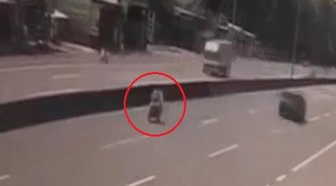 Say ruou chay nguoc chieu tren quoc lo, xe may bi oto can chet hinh anh