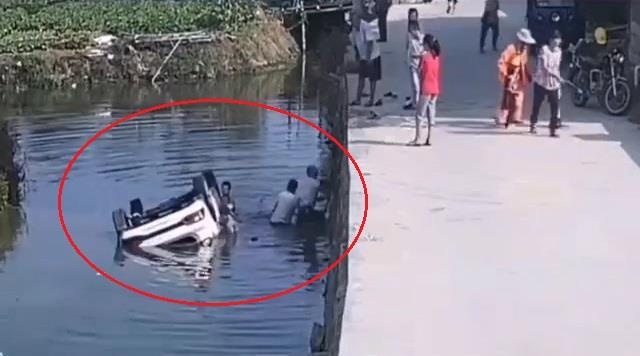 Nu tai xe lai oto lao xuong muong, lat ngua banh len troi hinh anh