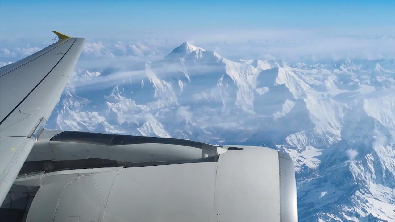 Ngam day Himalaya cao nhat the gioi qua cua so may bay hinh anh