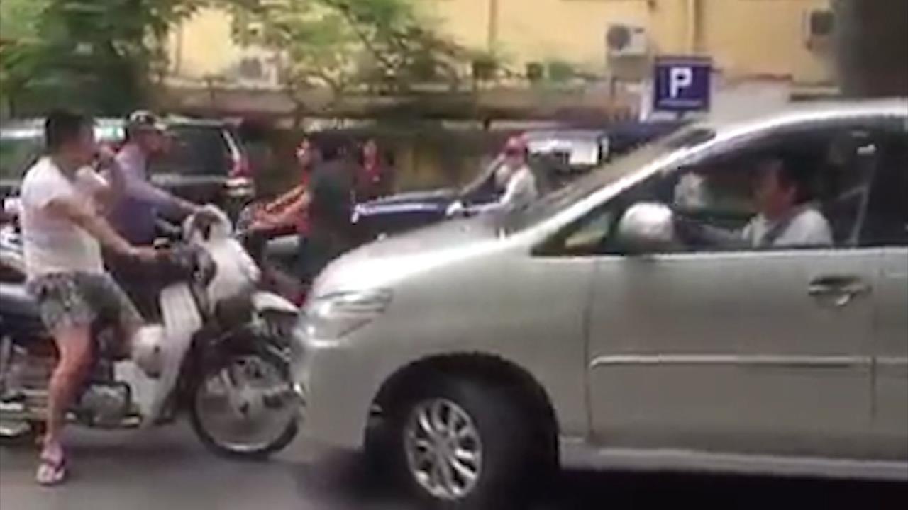 Xe may chan dau oto gay un tac giao thong hinh anh