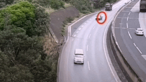 Canh xe tai leo len vach, dam thang xuong vuc sau hon 80 m hinh anh