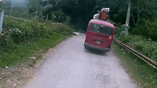 Cau be thoat chet khi lao xe dap vao oto khach hinh anh