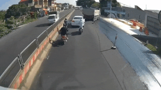 Theo duoi xe tai, oto lao vao duong dang trai nhua va mac ket hinh anh