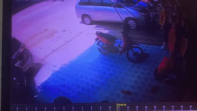 Oto lui thang vao nha dan, nguoi phu nu may man thoat chet hinh anh