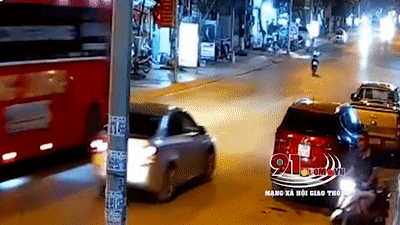 Vuot oto con, xe khach tong truc dien xe may khien tai xe tu vong hinh anh
