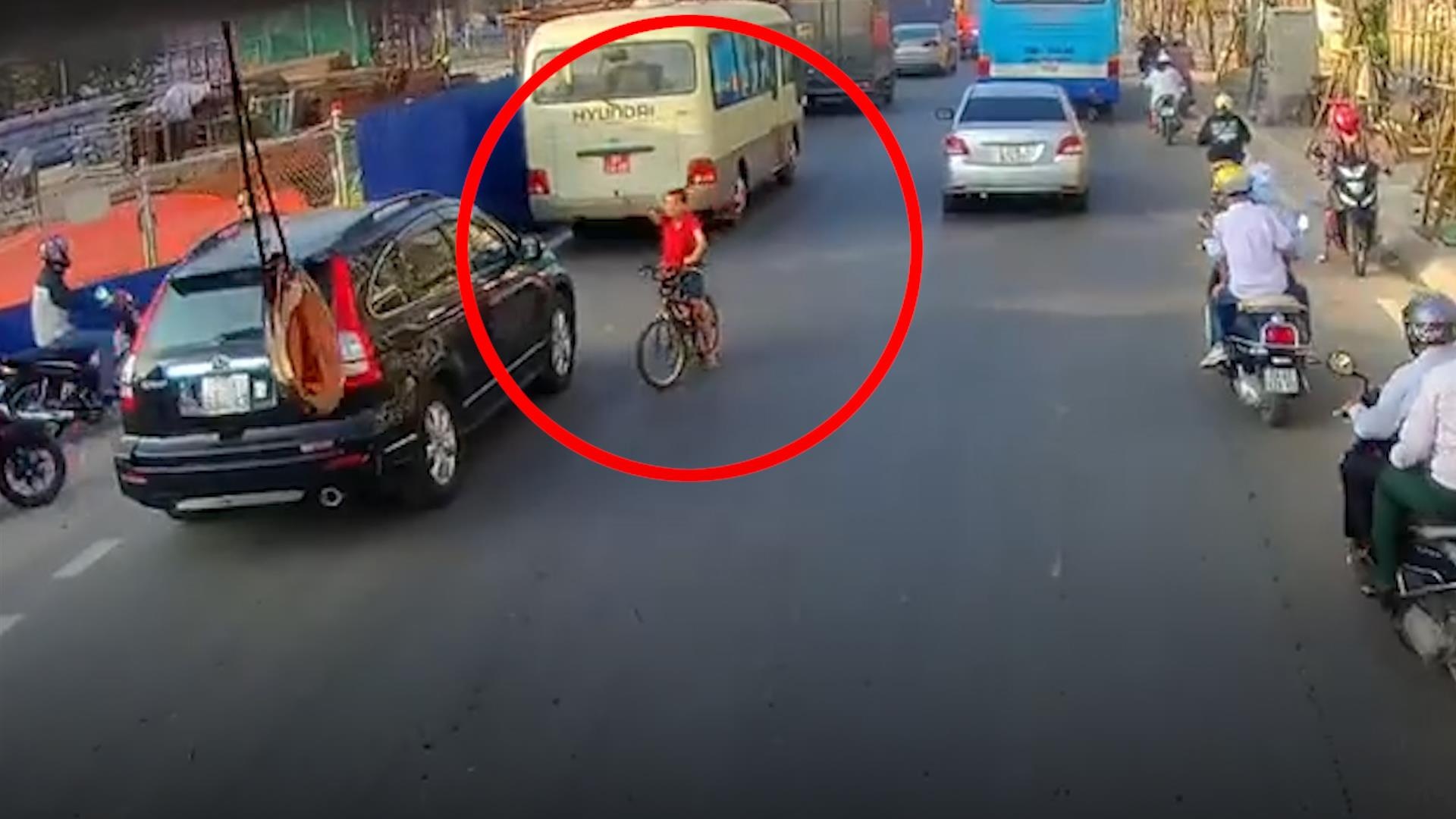 Cau be chay xe dap nguoc chieu tren lan oto hinh anh