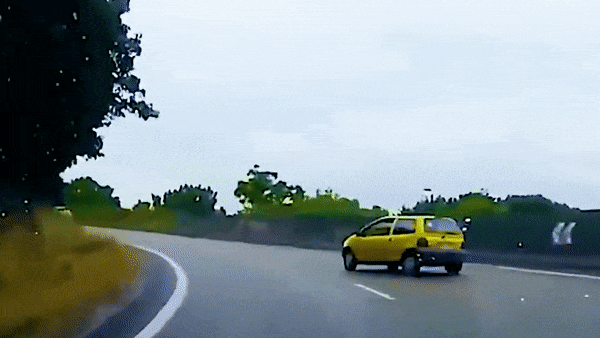 Oto mat lai bay len le duong va bat ngo do gon tren dai phan cach hinh anh