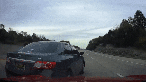 Nhap lan dot ngot khong xi nhan, oto bi dam tu phia sau hinh anh