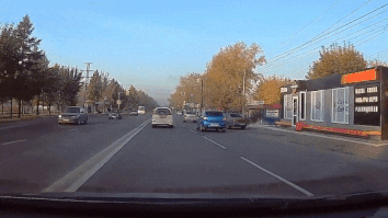 Hai oto va cham nhau tren duong khien xe lat ngua hinh anh