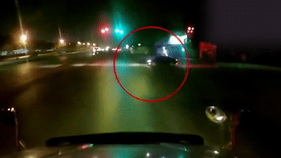 Container phanh chay duong tranh oto co vuot den do roi dung lai hinh anh