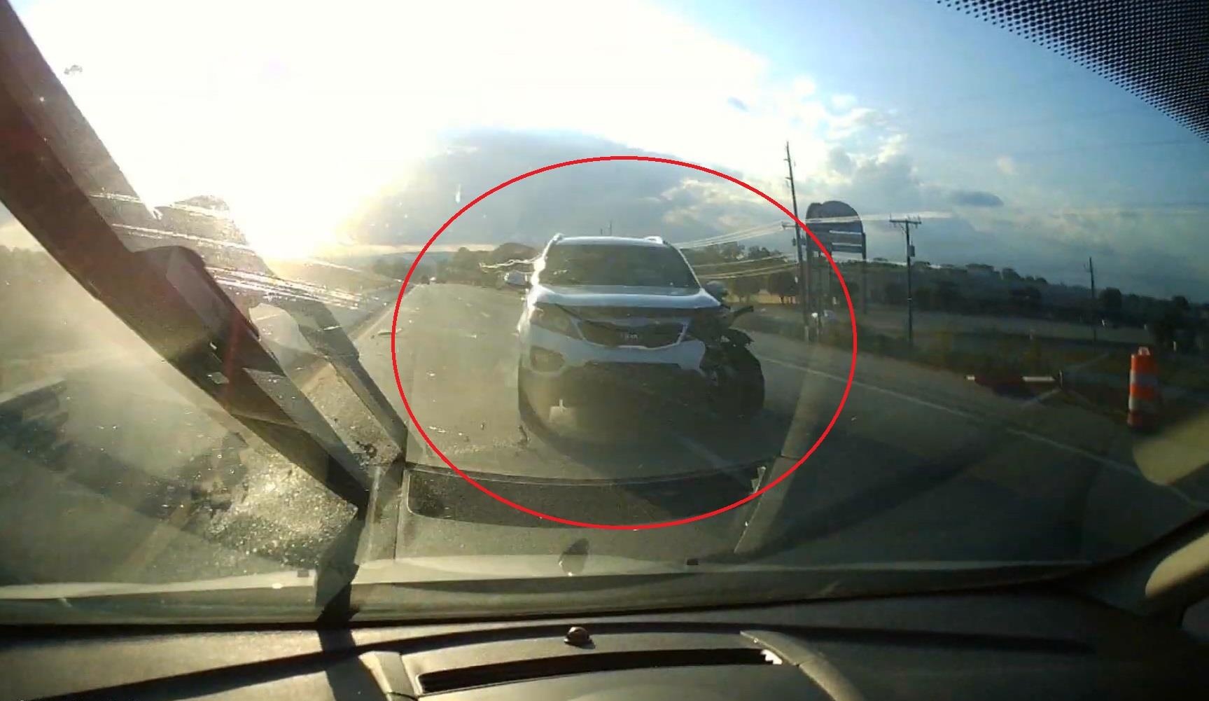 Dung dien thoai nhan tin khi lai oto, tai xe gay tai nan hinh anh