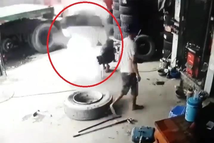 Dang bom, lop oto phat no roi bay len cao hinh anh