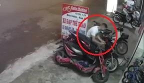 Trom be khoa xe SH roi cung dong bon dung chan day di hinh anh