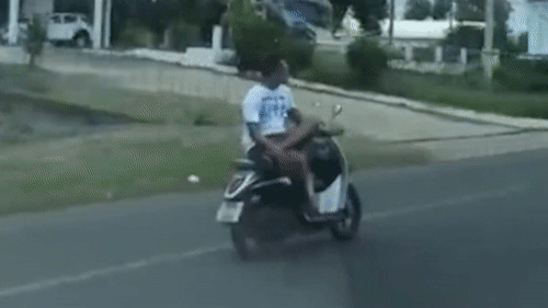 Quai xe ngoi vat cheo chan lai xe may bang mot tay hinh anh