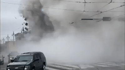 Toa nha 18 tang bat ngo do sap xuong duong o My hinh anh