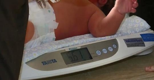 Be gai sinh thieu thang nang gan 6 kg o Australia hinh anh