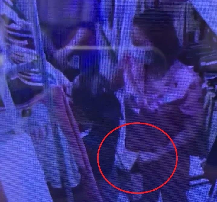 Tho tay moc trom dien thoai trong shop thoi trang o Ha Noi hinh anh