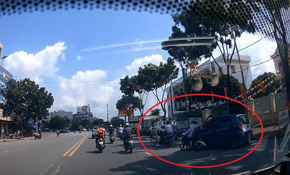 Lai xe khong quan sat, oto khien xe may va xe dap nga xuong duong hinh anh