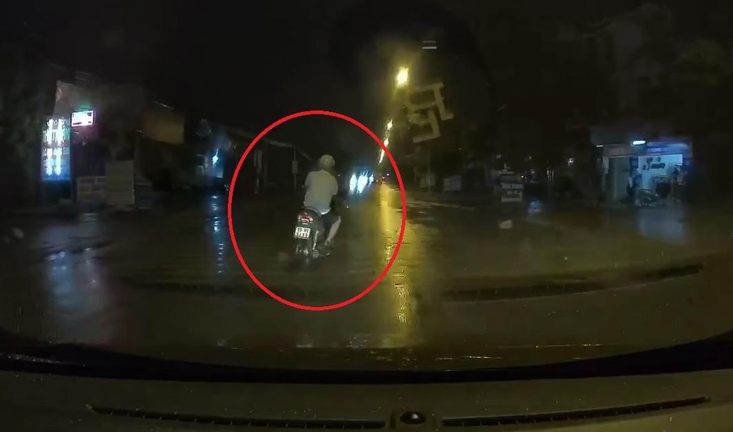 Xe may chay nhu say ruou truoc dau oto khong cho vuot hinh anh